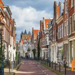 Een Hollandse straat met oude, gemoderniseerde huizen.