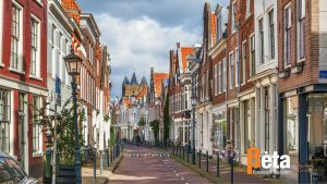 Een Hollandse straat met oude, gemoderniseerde huizen.