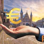 Symbolische hand met euroteken boven het Binnenhof in Den Haag, representerend de financiële veranderingen uit de Miljoenennota 2025.