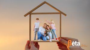 Een toekomstig gezin staat voor hun nog te bouwen droomhuis, dat symbool staat voor hun nieuwe start in 2025 met behulp van de nieuwste hypotheekregels.