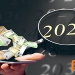 Het jaartal 2025 onder een vergrootglas met daarnaast een hand die eurobiljetten opvangt.