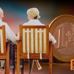 Een gepensioneerd echtpaar zit ontspannen op twee stoelen en geniet van hun pensioen, met op de achtergrond een grote 1-euromunt als symbool voor financiële stabiliteit.