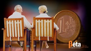 Een gepensioneerd echtpaar zit ontspannen op twee stoelen en geniet van hun pensioen, met op de achtergrond een grote 1-euromunt als symbool voor financiële stabiliteit.
