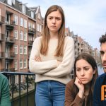 Vier jonge volwassenen op een balkon in Nederland die bezorgd kijken vanwege woningnood en financiële onzekerheid.