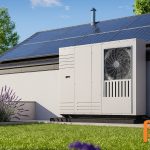 Moderne energiezuinige woning met zonnepanelen en warmtepomp voor verduurzaming en een beter energielabel.