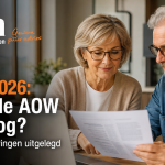 Ouder echtpaar bekijkt samen financiële documenten over de AOW in 2026 aan de keukentafel met laptop en papieren.