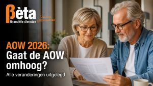 Ouder echtpaar bekijkt samen financiële documenten over de AOW in 2026 aan de keukentafel met laptop en papieren.
